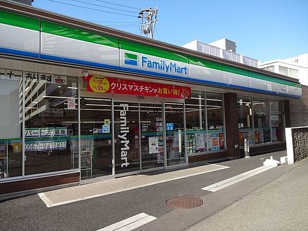 ファミリーマート　富吉駅前店24時間営業スローガンは「Fun＆Fresh」。驚きやワクワク感を与えるべく、商品改革に取り組んでいる。（電子マネー利用可　ＡＴＭあり　ネット通販あり）Tポイントサ…