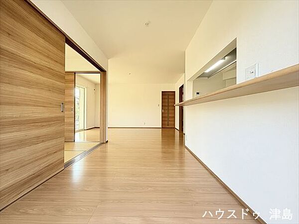 隣接した5帖和室の扉を開けると約23帖の広々とした大空間に。食卓を囲むダイニングスペース、ソファーでゆったりと寛ぐリビングスペースとに、使い分けしやすい間取り。