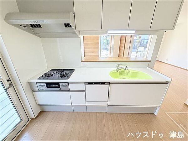 食洗機・浄水機能付きの水栓など機能的な設備を搭載した使いやすいキッチン。シンクがビタミンカラーで明るい気持ちで家事ができますね。