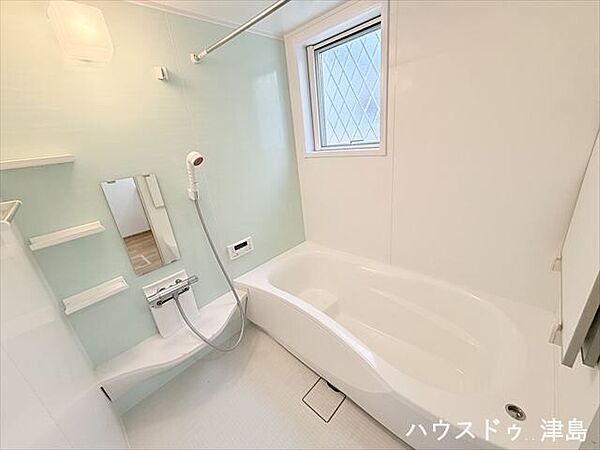 浴室暖房乾燥機付きでオールシーズン快適なバスタイム♪お子様と向かい合って一日の出来事を話しながら温まれます。