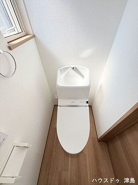 1階トイレ。各階に温水洗浄便座付きトイレがあり慌ただしい朝や就寝時も快適。小窓付で明るく換気良好。