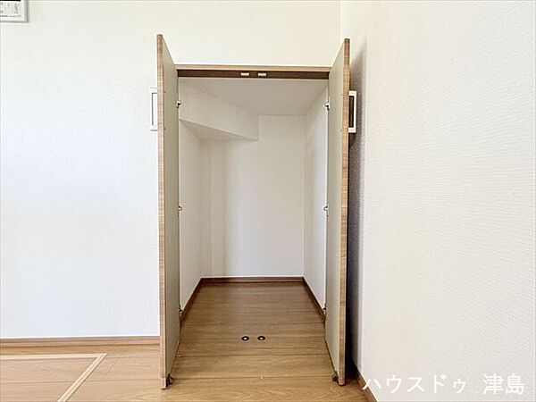 キッチン横に設置された収納は調味料や保存食品、飲料水などのストックに便利です。床下収納も完備。