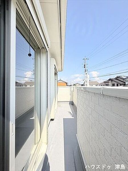 2部屋にまたがったバルコニー。家族分のお布団もしっかり干していただけます。物干し金具設置。