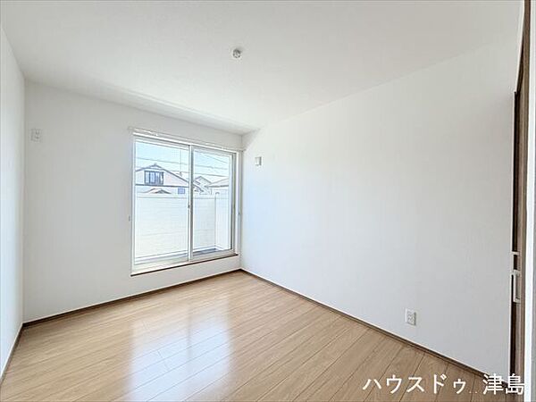 東側6.2帖洋室。こちらもバルコニーに面したお部屋。お天気のいい日にはたっぷりと陽を取り込むことができ、ベッドの上のお布団もふかふかになりそうですね。