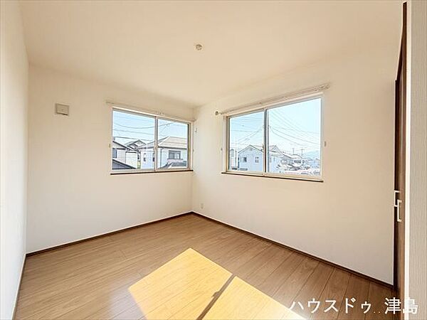 西からの採光で夕方の時間帯も明るい西側6.2帖洋室。腰窓は家具のレイアウトを邪魔しないので、模様替えも楽しめそうですね♪