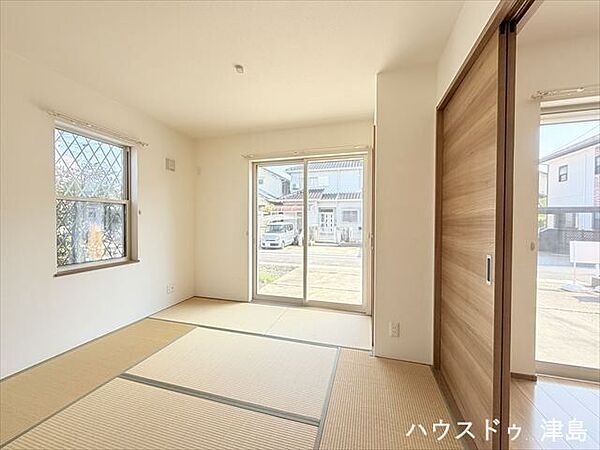 陽当たりの良さが実感できる5帖和室。寝転がったりしてゆったり過ごすのに良さそう。畳はクッション性があるためキッズルームやお昼寝スペースに。