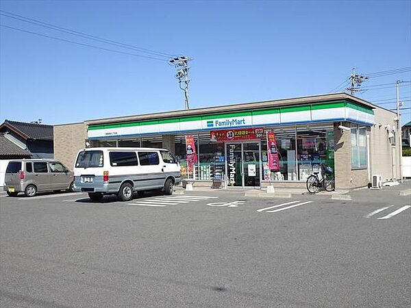 ファミリーマート津島愛宕7丁目店24時間営業スローガンは「Fun＆Fresh」。驚きやワクワク感を与えるべく、商品改革に取り組んでいる。（電子マネー利用可　ＡＴＭあり　ネット通販あり） 320m