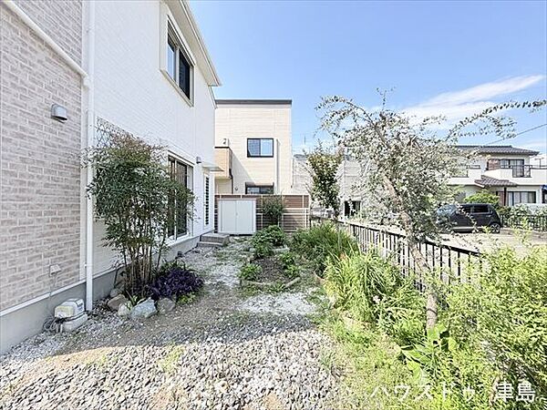 植栽やガーデニングを楽しんだり、芝生やウッドデッキなどで快適に過ごせる空間にしても素敵ですね。