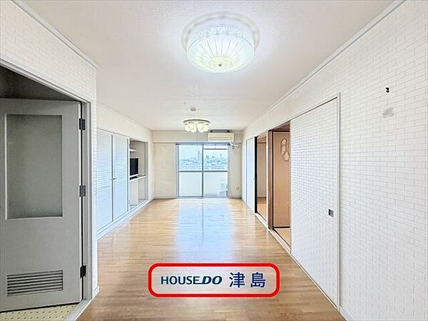 東側のバルコニーに面した大きなまどから陽が差し込み明るいリビングです。