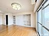 リビング/ダイニング：和室2部屋と隣接しており、扉を開けると南側からの採光も期待出来ます。※実際の写真から生活用品を消す加工をしています。