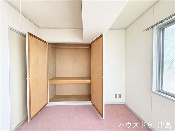 洋室収納。両開き扉はどこに何が収納してあるのかチェックできます。