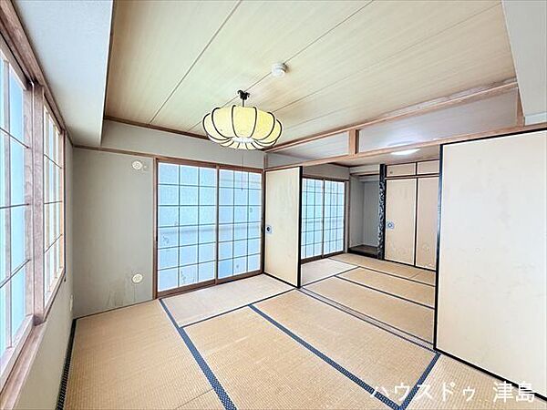 東側6帖和室。2面採光の明るい空間です。和室2部屋は隣接しているため、ライフスタイルに合わせて多用途にお使いいただけます。