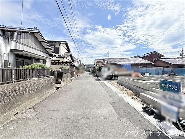 東側公道幅約5.9m。車の出し入れもしやすく、また配達などの車が停まっていても通行出来る道幅。