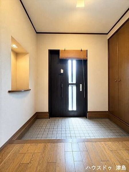 天井高さのシューズボックスが設置され、スッキリと片付く玄関。ニッチにはお気に入りの小物や季節の花を飾れます。※実際の写真から生活用品を消す加工をしています。