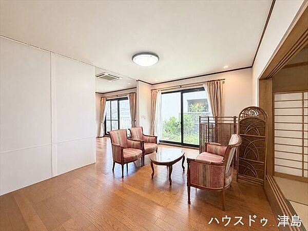 10帖和室が隣接しています。リビングの前にはお庭もあり、お子さまが楽しく遊ぶ様子もみられるのがうれしいですね。※実際の写真から生活用品を消す加工をしています。