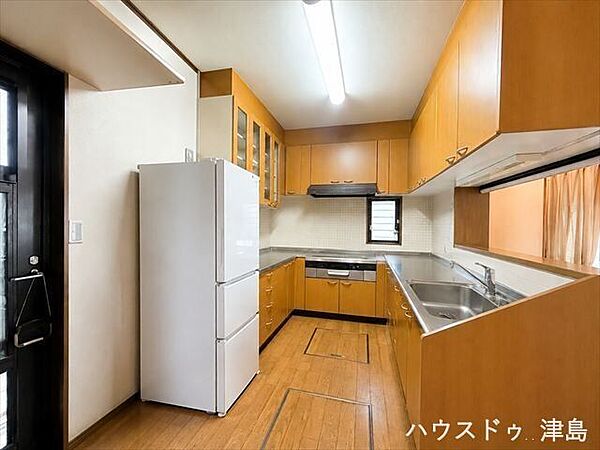 L字のワークトップのため作業効率の上がるスタイルです。カップボードや吊戸棚など収納豊富です。勝手口がありゴミ出しに便利です。※実際の写真から生活用品を消す加工をしています。