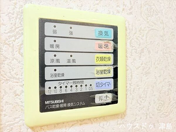浴室暖房乾燥機。乾燥・暖房・涼風・換気付き。天候を気にせず洗濯でき、冬も暖かくヒートショック対策に。