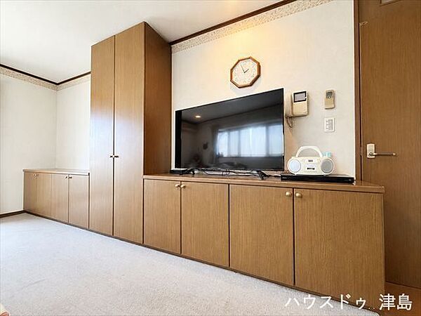 東側洋室の収納。上部にテレビや音響器具などを置けます。※実際の写真から生活用品を消す加工をしています。