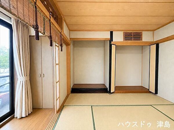 10帖和室収納。西側壁一面は床の間と仏間の収納となっています。床の間があり、掛け軸や季節のお花を飾って四季をたしなむことができます。※実際の写真から生活用品を消す加工をしています。
