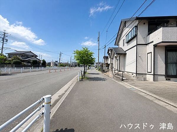 西側公道。片側1車線道路、歩道付きのためお子様の通行も安心です。並列駐車2台可能のためご夫婦1台ずつ所有でき、車通勤でも安心です。