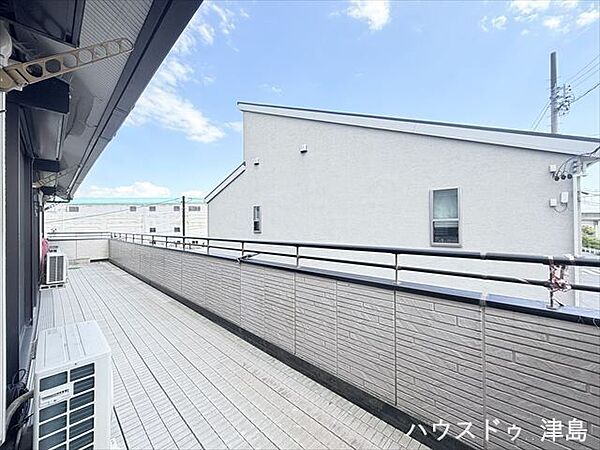 晴れた日には洗濯作業が捗りそうですね。衣類の他、お布団もまとめて干していただけます。夜は気持ちよくフカフカのお布団でおやすみいただけそうですよ。