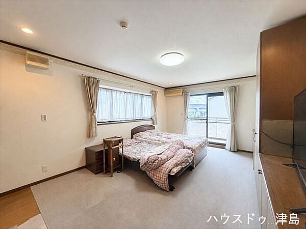 北側にウォークインクローゼットを配置した東側洋室。バルコニーに面したお部屋で大きなベッドやシングルベッドの2台置きも可能です。※実際の写真から生活用品を消す加工をしています。