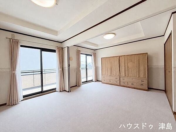 真ん中洋室。2ドア1ルームのため、家族のライスステージに合わせて部屋の仕切り方を自由にアレンジ可能です。※実際の写真から生活用品を消す加工をしています。
