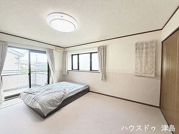 こちらもバルコニーに面した西側洋室。お天気のいい日にはたっぷりと陽を取り込むことができ、ベッドの上のお布団もふかふかになりそうですね。※実際の写真から生活用品を消す加工をしています。