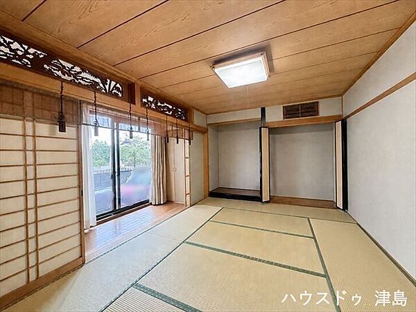 10帖和室。障子からの柔らかな光が心を落ち着かせてくれますね。直接寝転んでも腰への負担が少ない畳はお昼寝スペースにピッタリです。※実際の写真から生活用品を消す加工をしています。