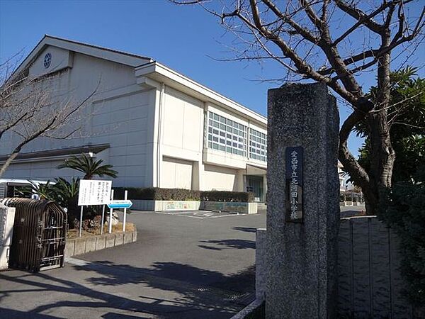 北河田小学校＜学校教育目標＞生きる力を高め、夢をもち、10年後、20年後に社会貢献できる児童を育成する。  ＜校訓＞「さと（聡）く　やさしく　たくましく」 590m