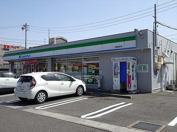 ファミリーマート佐織諏訪店24時間営業スローガンは「Fun＆Fresh」。驚きやワクワク感を与えるべく、商品改革に取り組んでいる。（電子マネー利用可　ＡＴＭあり　ネット通販あり）Tポイントサー…