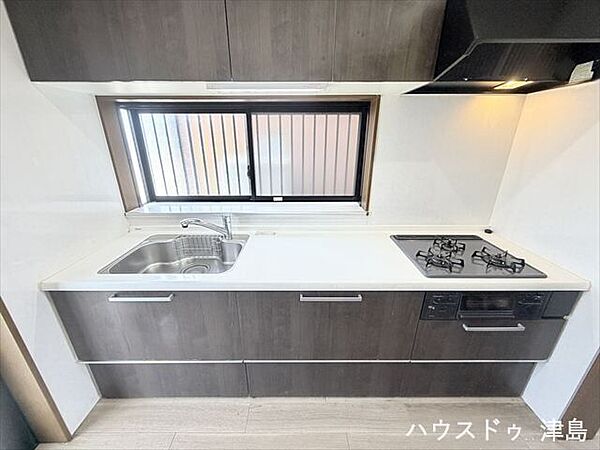 三口ガスコンロとグリルを備え、複数調理が同時にできるため毎日の料理もスムーズに。換気のできる出窓付きで自然光を感じながら家事ができます。