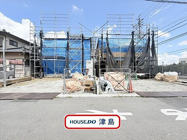 南向きのリビングは大きな窓から明るい光が入りポカポカあたたかく、家族みんなでゆったり快適な暮らしを。