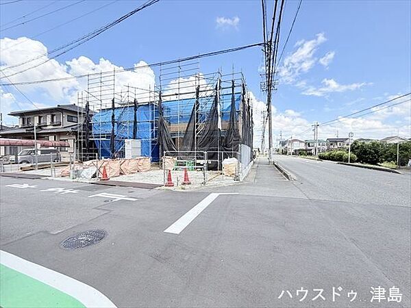 東側公道幅約11.9ｍ。2階全居室2面採光でどこのお部屋でも1日中安定した採光が入り、快適に過ごすことができそうです。