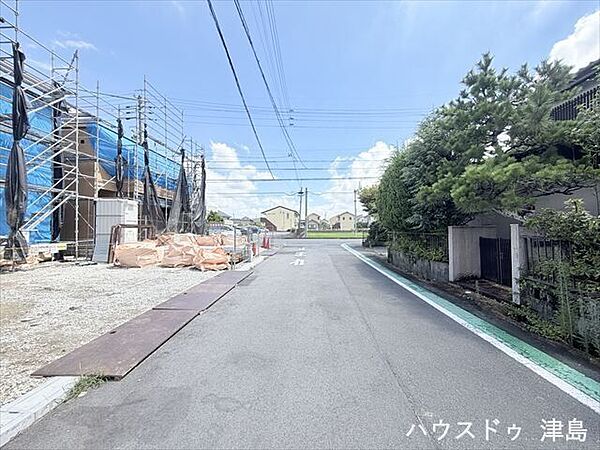 南側公道幅約6.0m。道幅にゆとりがあり、車種を選びません。大きめの車を乗りたい方にもオススメです。