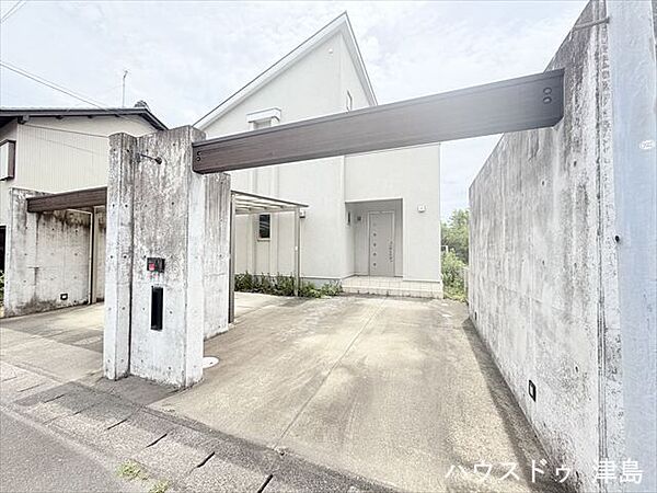 駐車3台可能。複合施設まで徒歩5分、お買い物に便利です。