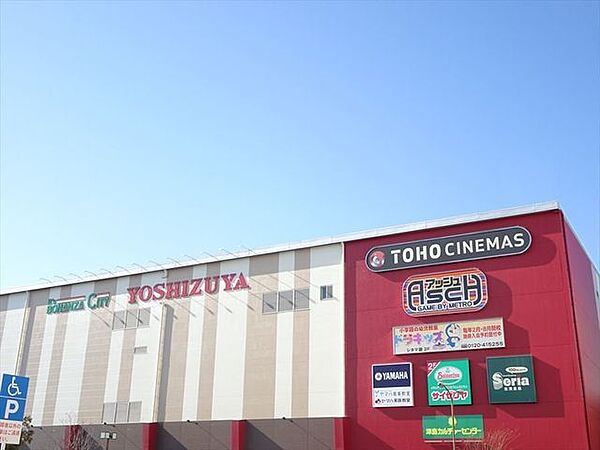 TOHOシネマズ　津島ヨシヅヤ津島本店に隣接しており、3階フロアすべてが映画館。全スクリーンバリアフリー設計となっており、どなたでも安心して映画を楽しめます。 640m