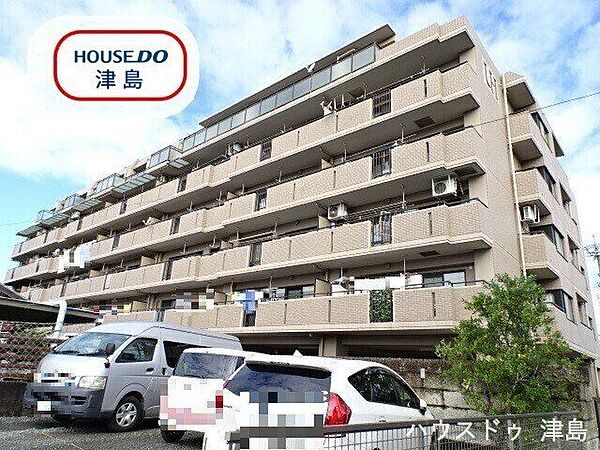 南側外観写真：陽当たりが良く、快適に暮らせます。徒歩10分圏内に小中学校・保育園・幼稚園があり子育て世帯には嬉しい立地です。