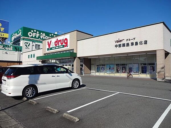 Ｖ・ドラッグ津島北店営業時間：9時～21時　日用品・医薬品など豊富に取り揃えているほか、古紙の回収もしています。お支払いは各種クレジットカード・電子マネーに対応しています。 330m