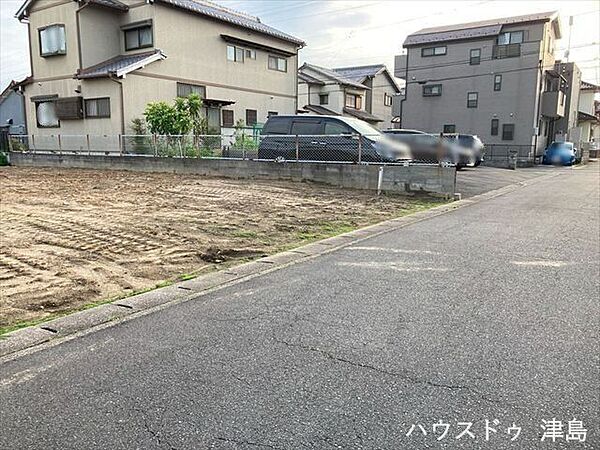 北側公道幅約4.0ｍ。車がすれ違うには厳しい道幅ですが、車はスピードを抑えて走行するので安全な道幅。