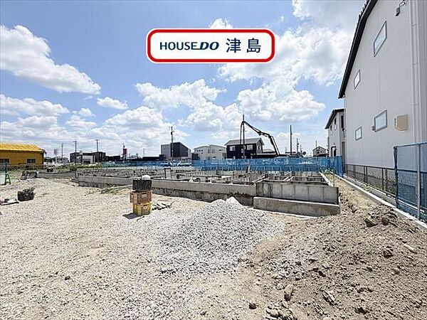 南側にお庭を配置し室内への陽当たりを確保。温かな陽射しの下で家族団らんの時間を過ごしていただけます。