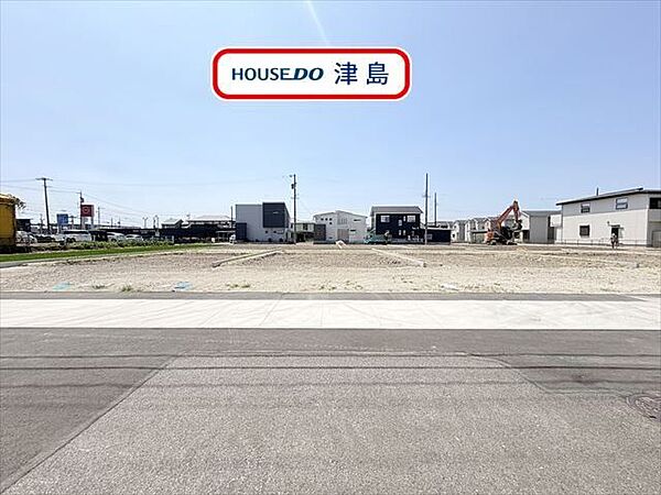 15.7帖LDKに隣接した4.5帖洋室の扉を開けると約21帖の広々とした空間でゆったりと快適に過ごせます。南側にお庭を配置し室内への陽当たりを確保。温かな陽射しの下で家族団らんの時間を過ごせます。