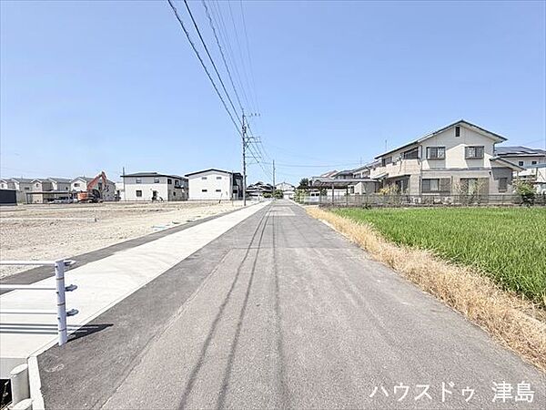 北側公道幅約4.5ｍ。車がすれ違うには厳しい道幅ですが、車はスピードを抑えて走行するので安全な道幅。