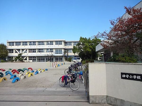 神守小学校自ら学び、たくましく生きる力と豊かな心をもった児童の育成をめざす。学校周辺は田んぼが広がり、近年は住宅も増えて、東の方は工場がかたまってあります。 500m