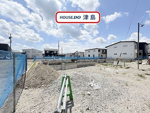 南側にお庭を配置し室内への陽当たりを確保した15.7帖LDK。窓が大きく明るいので家族の憩いの場に。キッチンの向かいにダイニングテーブルを置け、配膳や片付けがスムーズ。ゆとりある空間で快適な暮らしを。