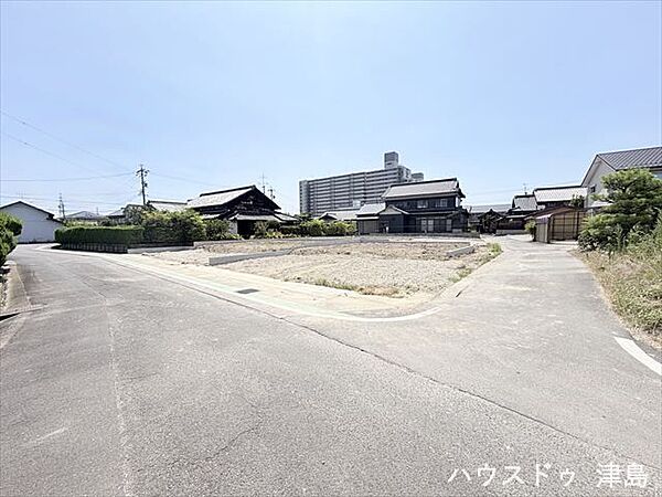 2階全洋室6帖以上のゆとりある居室空間。7.5帖洋室はバルコニーに面した大きな窓から陽が差し込み、明るい気持ちでお過ごしいただけます。