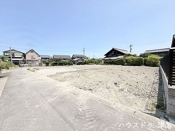 2階全洋室南向き、光と風を呼び込む快適な空間。2部屋にまたがったバルコニー。家族分のお布団もしっかり干していただけます。