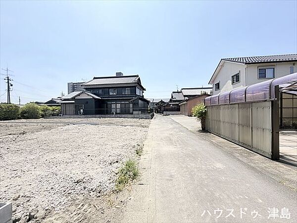 西側公道幅約2.8ｍ。セットバックが必要な道路で交通量が少なく安心です。駐車3台可能なので、お子様がお車を持たれるようになったときにも安心のカースペース。