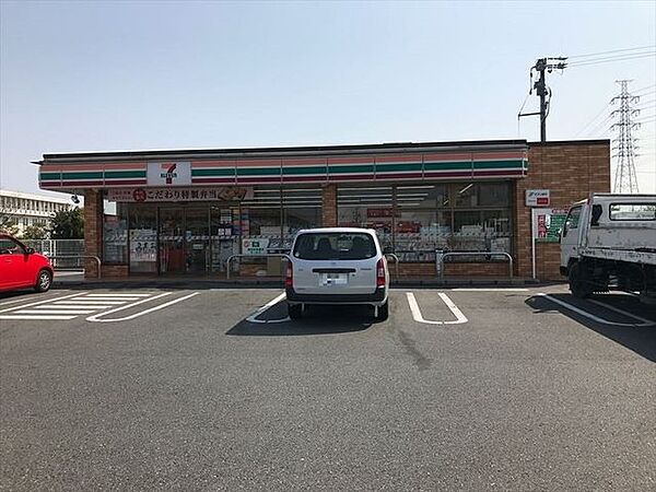 セブンイレブン津島市勤労福祉会館前店24時間営業スローガンは「近くて便利」。地域の人へのサービスを重視し、配達サービスにも力を入れている。（電子マネー利用可　ＡＴＭあり　ネット通販あり） 1610m