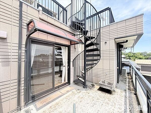 3階バルコニー。2階・3階にはバルコニーが設置され、晴れた日には洗濯作業が捗りそうですね。